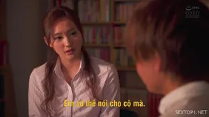Kính cận ngồi xoa bím